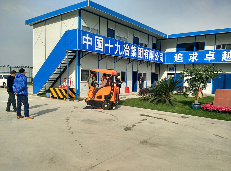成都駕駛式電動掃地車