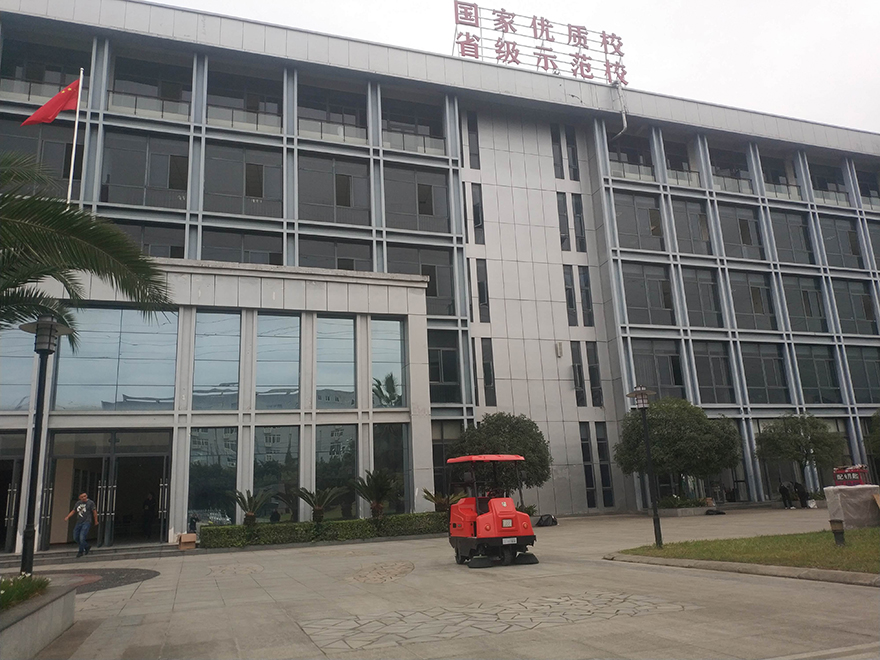 成都電動掃地機(jī),四川駕駛式掃地機(jī),四川學(xué)校掃地機(jī),成都落葉掃地機(jī)