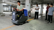 成都駕駛式洗地機(jī)在地下車庫水泥地面的清潔